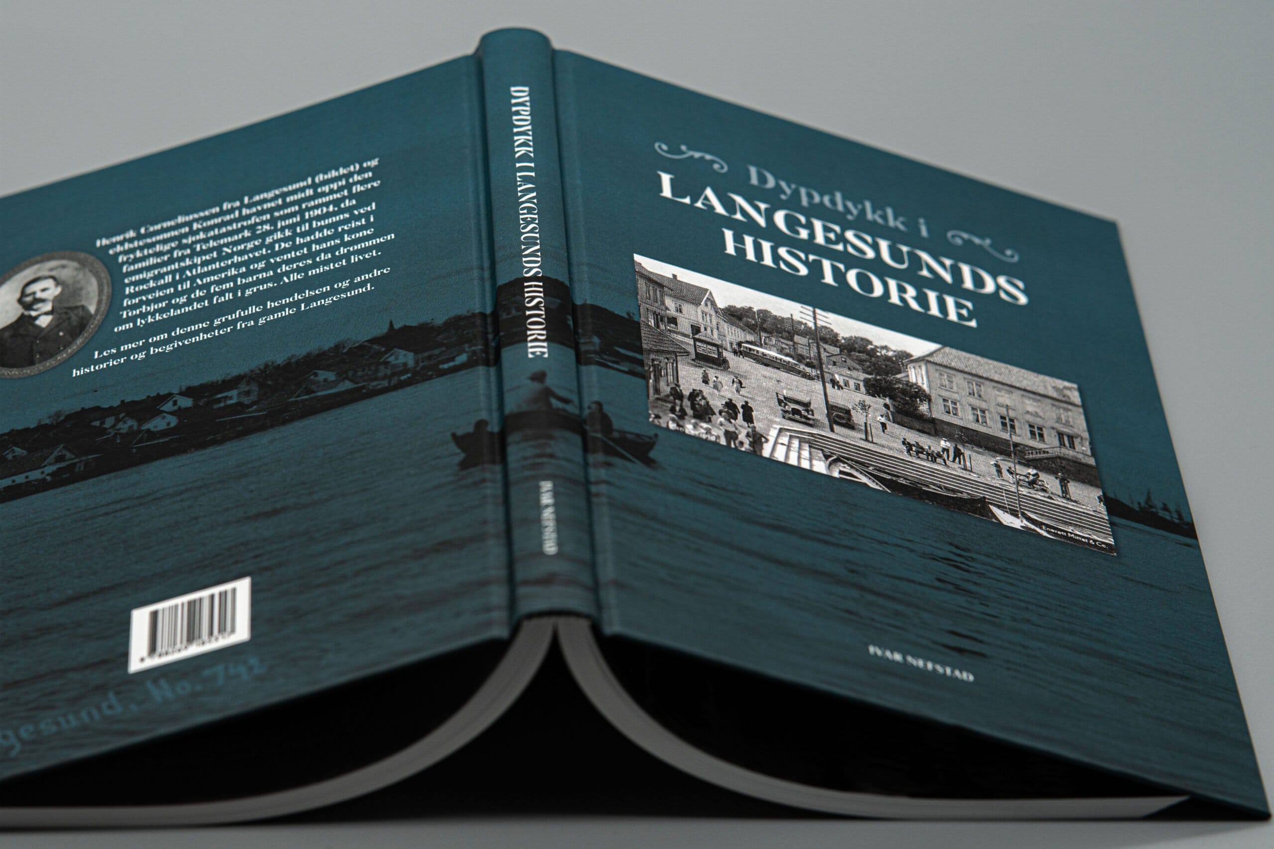 Bilder av Langesunds Historie-bok, trykket hos WERA