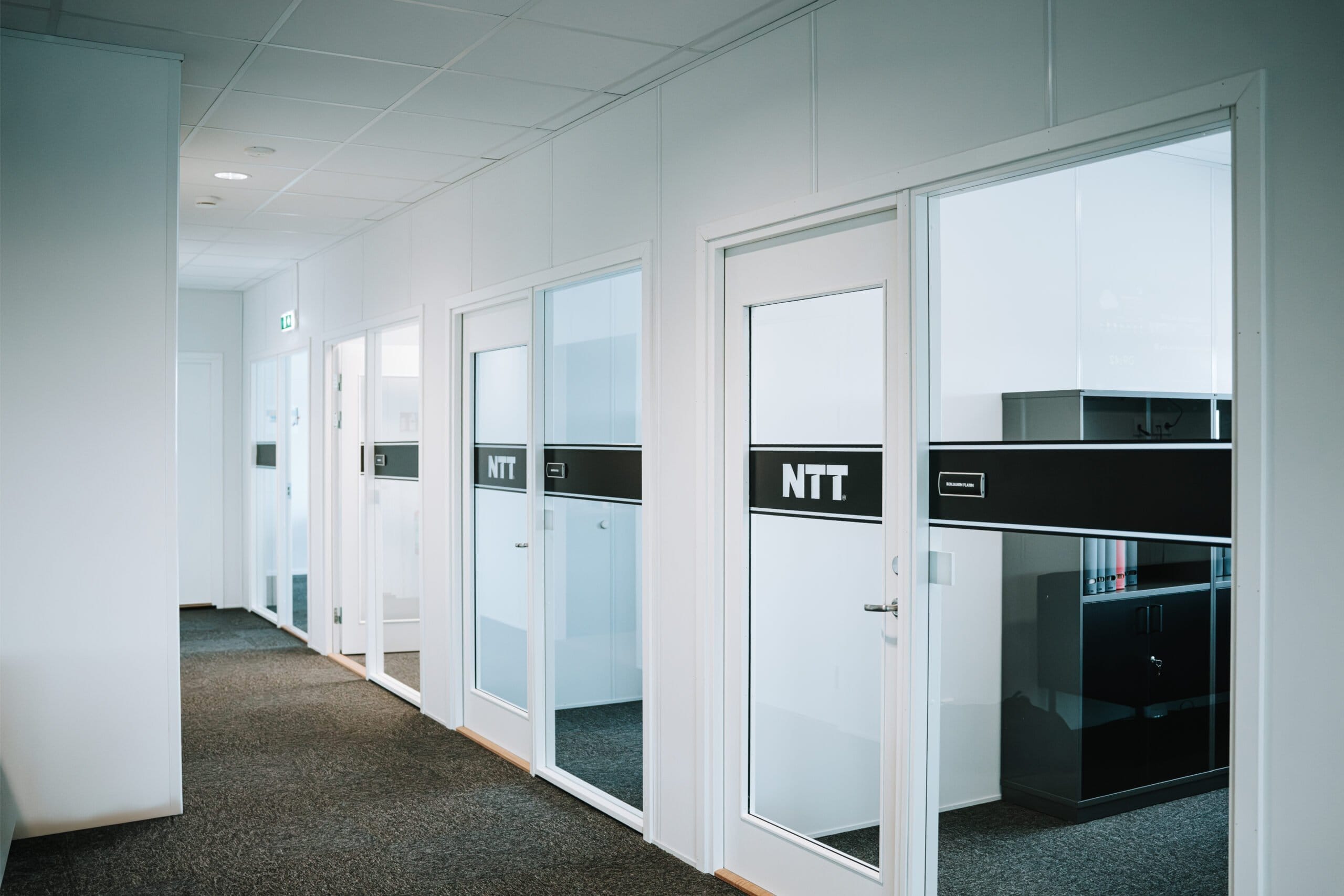 Bilde av kontolokaler hos NTT, trykk, dekor og foliering av WERA