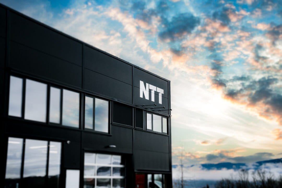 Bilde av utvendig skilting hos NTT, trykk, dekor og foliering av WERA